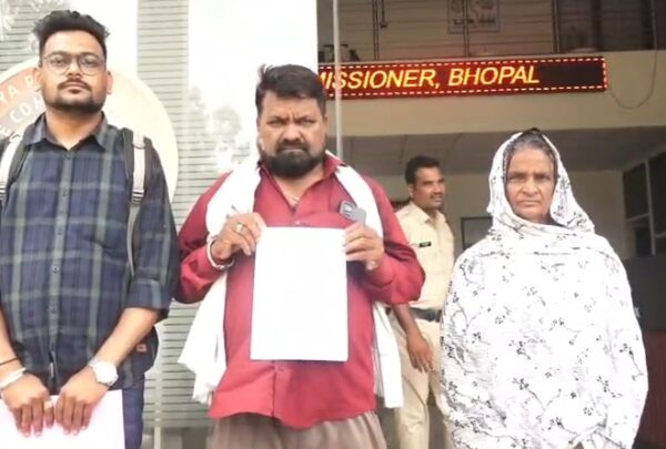 रायसेन की वृद्ध महिला किसान ने जमीन हड़पने का लगाया आरोप