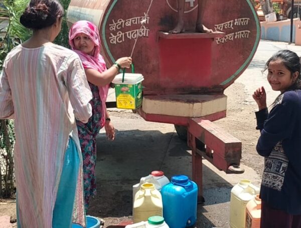 बड़वानी में भीषण गर्मी में पानी की किल्लत से जूझ रहे वार्डवासी, निजी टैंकरों पर बढ़ी निर्भरता