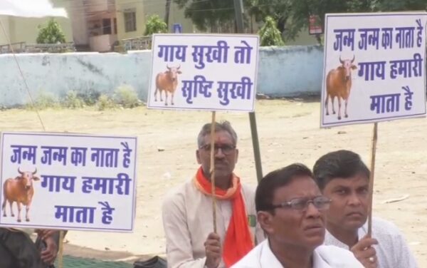 भोपाल में गौ भक्तों और संतों का प्रदर्शन, गौ माता को राज्य माता का दर्जा देने की मांग