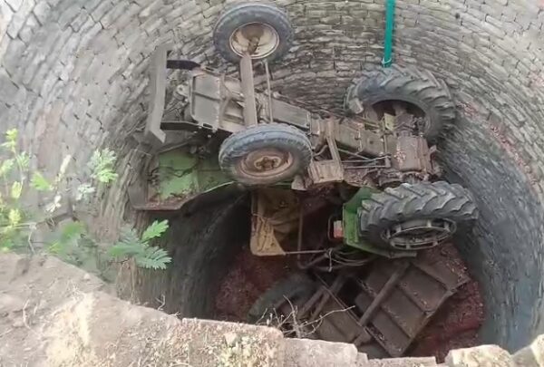 पन्ना में बड़ा हादसा टला, प्याज से भरा ट्रैक्टर कुएं में गिरा