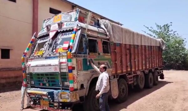 शिवपुरी में प्रशासन की बड़ी कार्रवाई: 376 कट्टे डीएपी खाद से भरा ट्रक जब्त, चालक फरार
