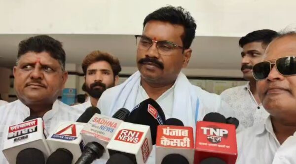 बुरहानपुर में मौसम की मार से किसान परेशान, केला फसल को भारी नुकसान के बाद राहत की मांग तेज