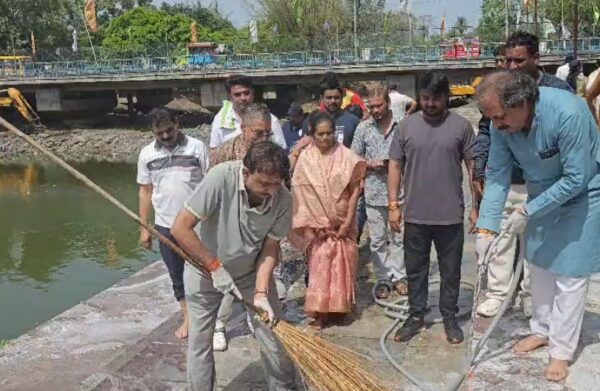सीहोर: सीवन घाट पर गंदगी देखकर सांसद आलोक शर्मा नाराज, CMO को लगाई फटकार