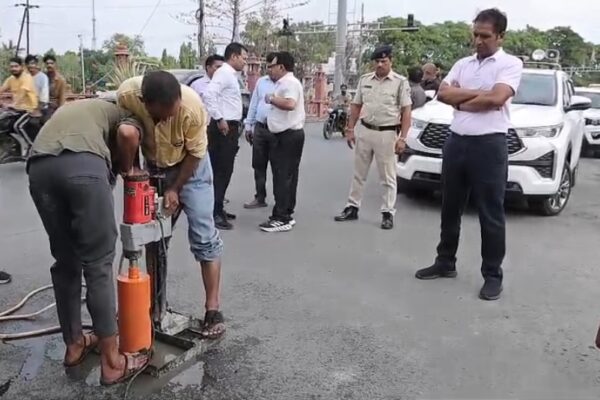 उज्जैन: सिंहस्थ-2028 की तैयारियों में सख्ती, संभाग आयुक्त ने सड़क खुदवाकर की गुणवत्ता जांच