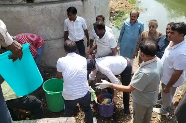 सीवन घाट निरीक्षण के दौरान सांसद आलोक शर्मा नाराज, खुद उठाया सफाई का जिम्मा