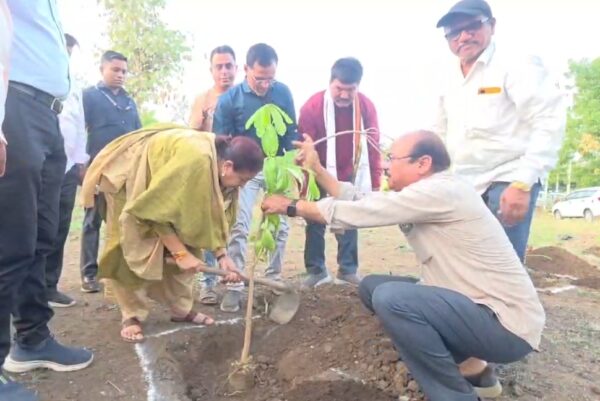 बुरहानपुर में “नमो वन” की शुरुआत, 4399 पौधों के रोपण का लिया संकल्प