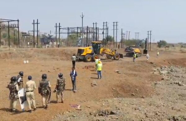 रतलाम में सड़क निर्माण को लेकर बवाल, ग्रामीणों का पथराव, पुलिस ने किया लाठीचार्ज