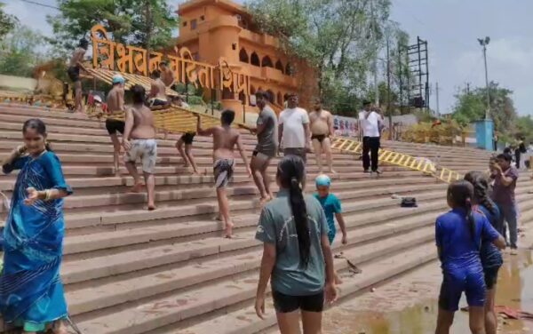 उज्जैन: शिप्रा नदी में डूबी बैरिकेडिंग हटाई गई, श्रद्धालुओं की सुरक्षा को लेकर युवाओं की पहल