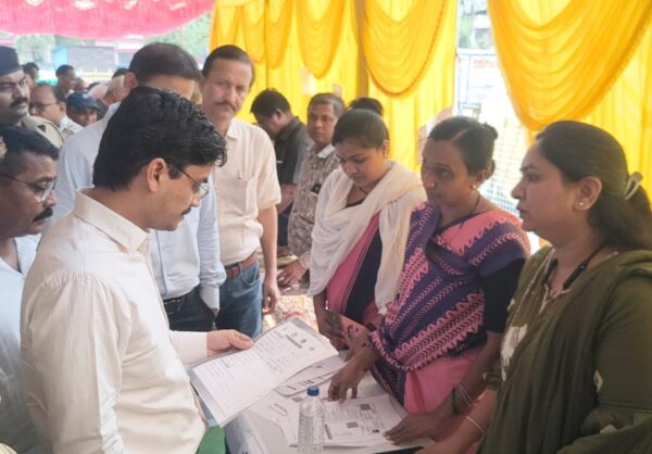 बुरहानपुर में जनकल्याण शिविरों का निरीक्षण, कलेक्टर ने व्यवस्थाओं का लिया जायजा