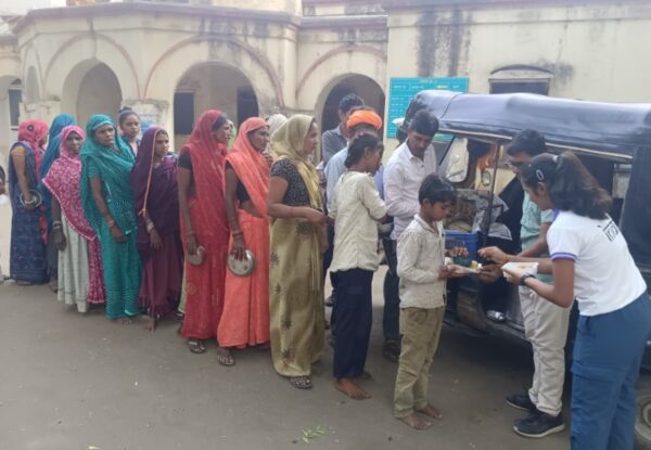 हॉकी खिलाड़ी स्नेहा दावदे का सम्मान, उपलब्धि के बाद जरूरतमंदों के साथ बांटी खुशी