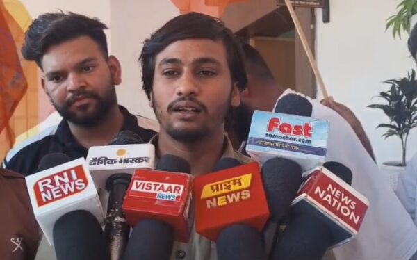 प्रोजेक्ट में कम अंक पर छात्रों का विरोध, एबीवीपी ने सौंपा ज्ञापन