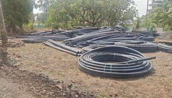 पीडब्ल्यूडी रेस्ट हाउस परिसर में ठेकेदार की सामग्री रखने पर उठे सवाल