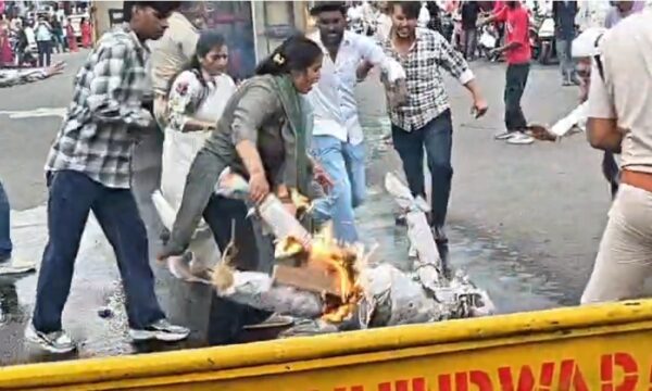 छिंदवाड़ा में NSUI का प्रदर्शन, नकली नोट उड़ाकर किया विरोध, सरकार और चुनाव आयोग का पुतला दहन