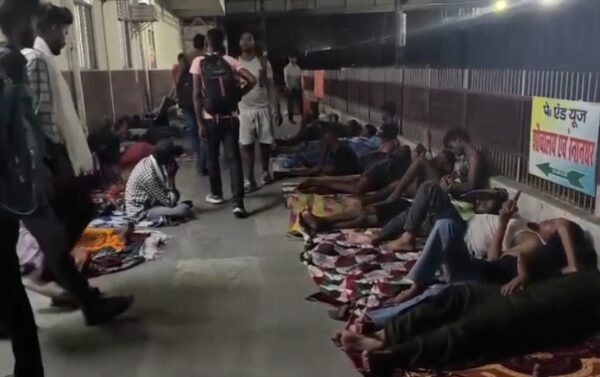 सासाराम में सिपाही भर्ती परीक्षा के अभ्यर्थियों की भीड़, रेलवे स्टेशन पर गुजारी रात