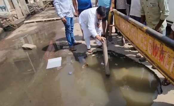 ग्वालियर में सड़क धंसने पर कांग्रेस का हमला, शहर की व्यवस्थाओं पर उठाए सवाल