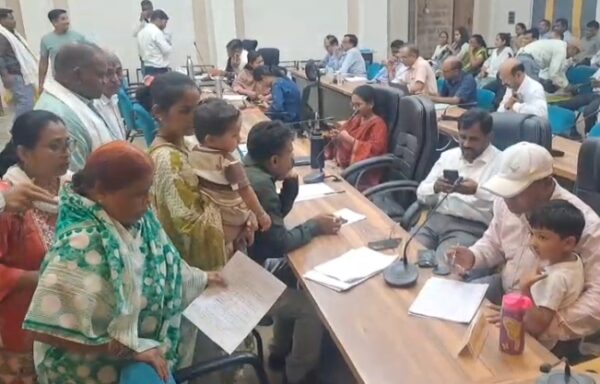 खंडवा में नाले पर अतिक्रमण हटाने की मांग को लेकर पार्षदों ने सौंपा ज्ञापन
