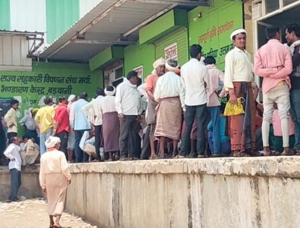 बड़वानी में खाद के लिए किसानों की भारी परेशानी, लंबी कतारों में घंटों इंतजार