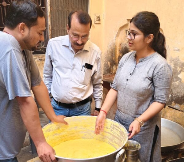 अलीगढ़ रेलवे स्टेशन पर खाद्य विभाग की बड़ी कार्रवाई, 106 किलो खराब खाद्य सामग्री नष्ट