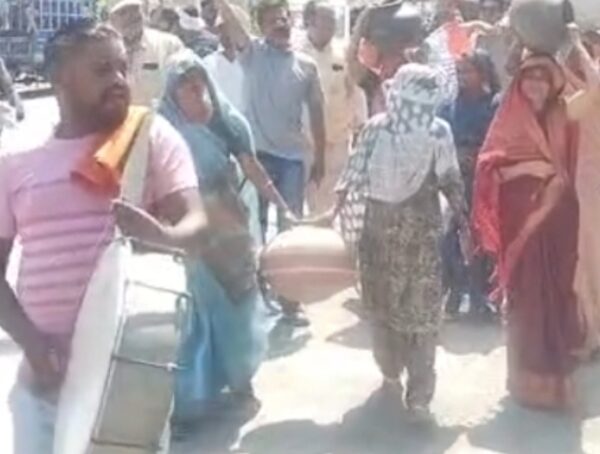 बड़वानी में जलसंकट पर कांग्रेस का प्रदर्शन, मटका फोड़ यात्रा निकालकर जताया विरोध