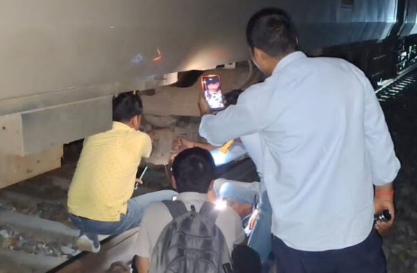 रोहतास में 4 घंटे तक ट्रैक पर खड़ी रही वंदे भारत एक्सप्रेस, यात्रियों को हुई परेशानी