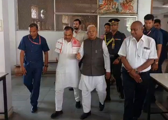 जबलपुर पहुंचे राज्यपाल मंगुभाई पटेल, छात्राओं से किया संवाद