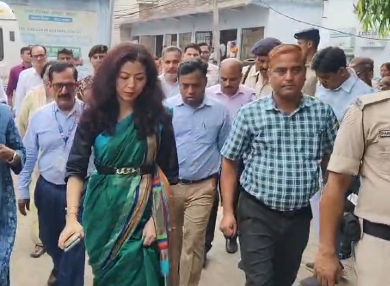 पदभार संभालते ही एक्शन में दिखीं नई डीएम, सदर अस्पताल का किया औचक निरीक्षण
