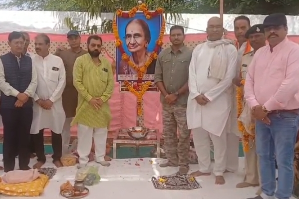 अमझेरा में अनोखी श्रद्धांजलि: मां की स्मृति में 5 हजार पौधे भेंट, पर्यावरण संरक्षण का दिया संदेश