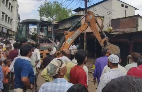 बुरहानपुर में नाले पर अतिक्रमण के खिलाफ निगम की कार्रवाई, पक्की दुकान पर चला बुलडोजर