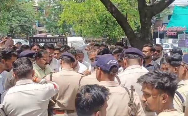 उज्जैन में मारपीट और जातिसूचक टिप्पणी मामले को लेकर समाजजनों का प्रदर्शन, निष्पक्ष जांच की मांग