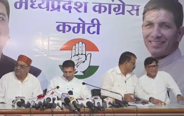 मध्यप्रदेश की राजनीति में जमीन खरीद को लेकर घमासान, कांग्रेस ने मुख्यमंत्री और परिवार पर लगाए गंभीर आरोप