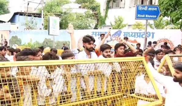 भोपाल में शराब दुकान हटाने की मांग पर एबीवीपी का प्रदर्शन, बैरिकेड्स तोड़ने की कोशिश