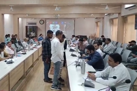 बुरहानपुर: गांवों में मुफ्त शराब बांटने के आरोप, प्रशासन से जांच की मांग