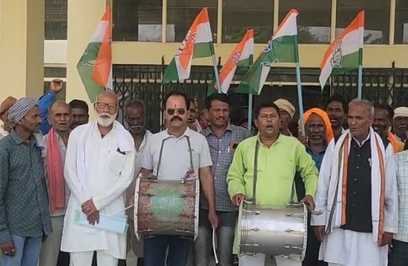 विदिशा में एससी-एसटी कांग्रेस का प्रदर्शन, ढोल बजाकर कलेक्ट्रेट पहुंचे कार्यकर्ता