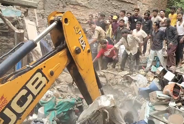 उज्जैन में 50 साल पुराना दो मंजिला मकान ढहा, 12 वर्षीय बच्चे की मौत