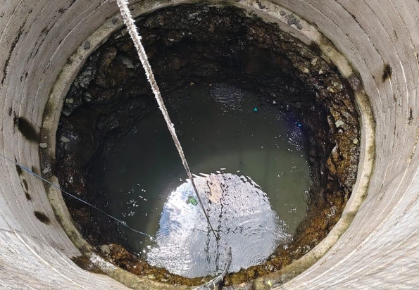 कुएं का पानी पीने से 25 से अधिक ग्रामीणों की तबीयत बिगड़ी, पानी में झाग और संदिग्ध पाउच मिलने से हड़कंप