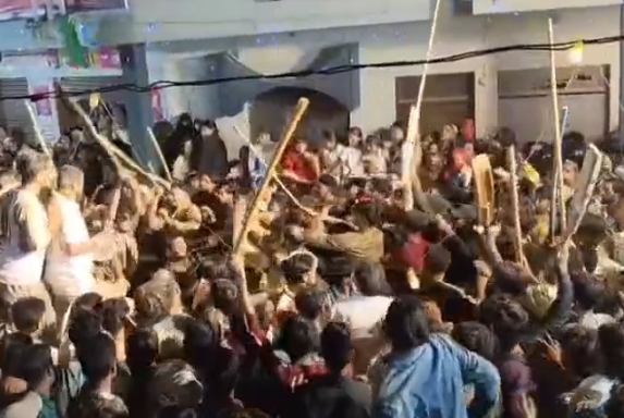 मोहर्रम जुलूस के दौरान दो पक्षों में विवाद, लाठी-डंडों से मारपीट का वीडियो वायरल