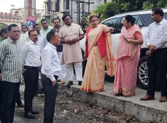 बुरहानपुर में शनवारा–लालबाग मार्ग निर्माण का निरीक्षण, अर्चना चिटनिस ने गुणवत्ता और सुरक्षा पर दिए सख्त निर्देश