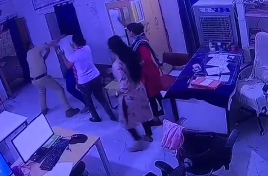 शाजापुर के महिला थाने में दो पुलिसकर्मियों के बीच मारपीट, वीडियो वायरल