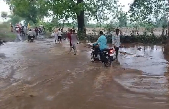 उफनते नाले पर जान जोखिम में डालकर पुल पार कर रहे ग्रामीण, स्थायी समाधान की उठी मांग