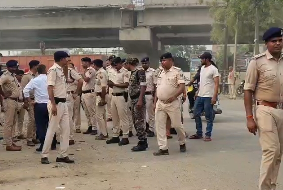 छपरा में गवाह की हत्या से सनसनी, सड़क जाम कर लोगों का प्रदर्शन