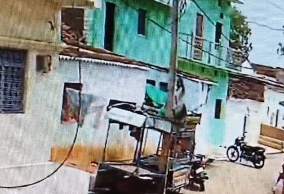 निवाड़ी में शराबी युवक का हाई वोल्टेज ड्रामा, बिजली के खंभे पर चढ़ा