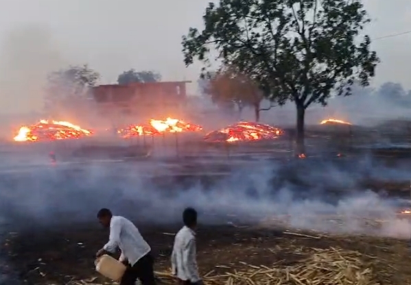 हसीनाबाद में भीषण आगजनी, पांच मकान जलकर खाक, लाखों का नुकसान