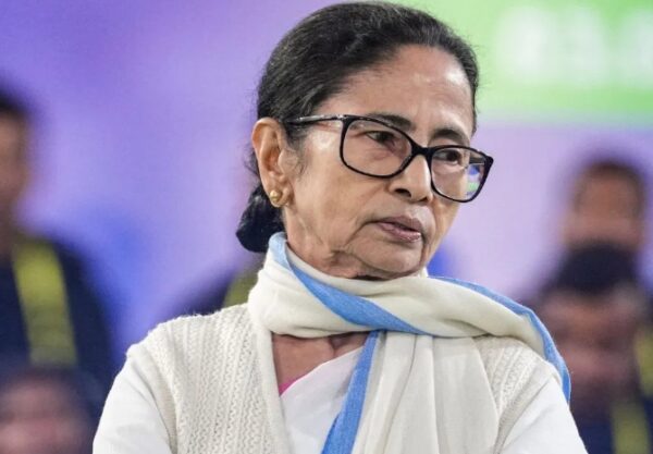 TMC में बगावत से मचा सियासी भूचाल! ममता बनर्जी के हाथ से निकल जाएगी पार्टी?