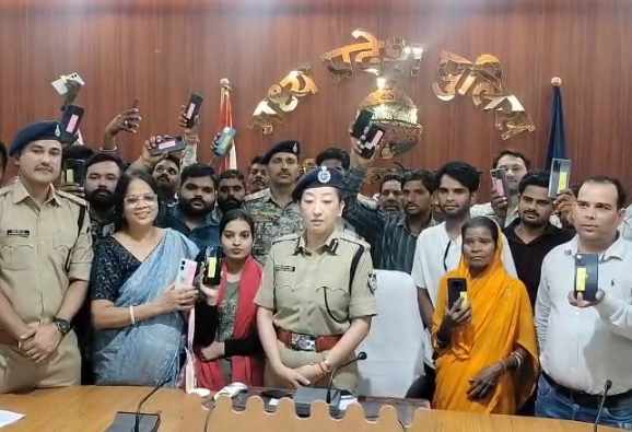 शिवपुरी पुलिस की बड़ी कामयाबी, 120 गुम मोबाइल बरामद कर लौटाए