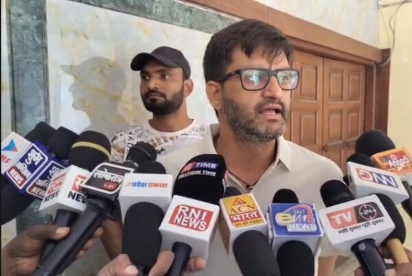 खाद वितरण की ई-टोकन व्यवस्था पर सियासत तेज, विपक्ष ने उठाए सवाल