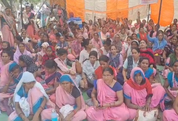 लंबित मांगों को लेकर आंगनवाड़ी कार्यकर्ता-सहायिकाओं का धरना, शासन के नाम सौंपा ज्ञापन