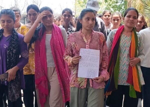 बड़वानी में छात्रावास की समस्याओं को लेकर कलेक्टर कार्यालय पहुंचीं छात्राएं, वार्डन पर लगाए गंभीर आरोप