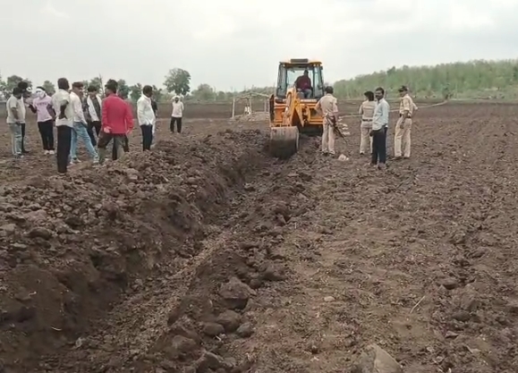 सीहोर में राजस्व टीम को कब्जा कार्रवाई के दौरान आदिवासी ग्रामीणों का विरोध, जेसीबी पर पथराव