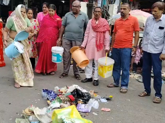 शाजापुर में सफाई व्यवस्था पर फूटा लोगों का गुस्सा, महिलाओं ने आजाद चौक पर कचरा फेंककर किया विरोध