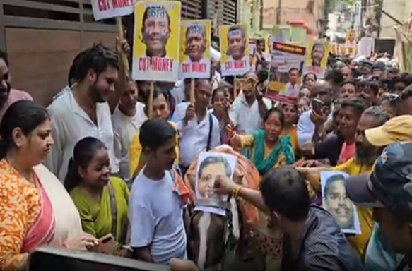 पश्चिम बंगाल की सियासत में उथल-पुथल, टीएमसी नेता संदीपन साहा के खिलाफ भाजपा का विरोध प्रदर्शन